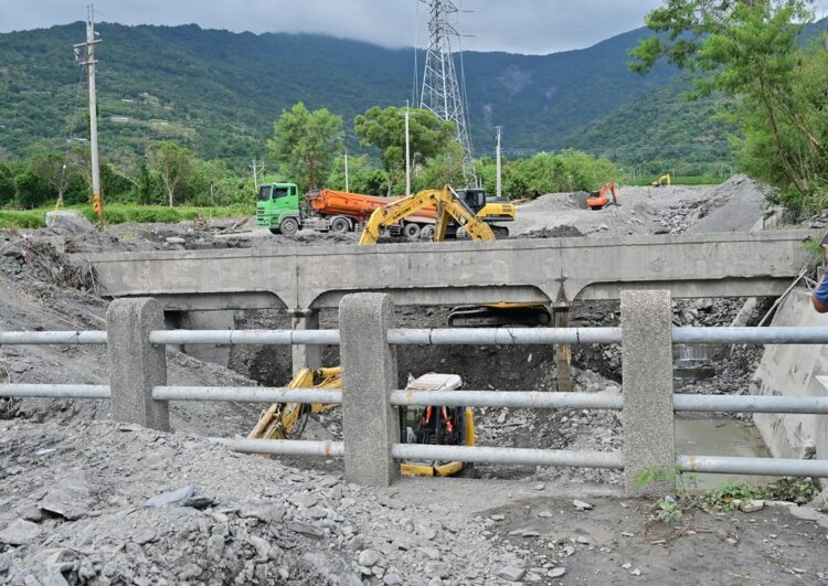 金峰鄉道路搶修持續進行