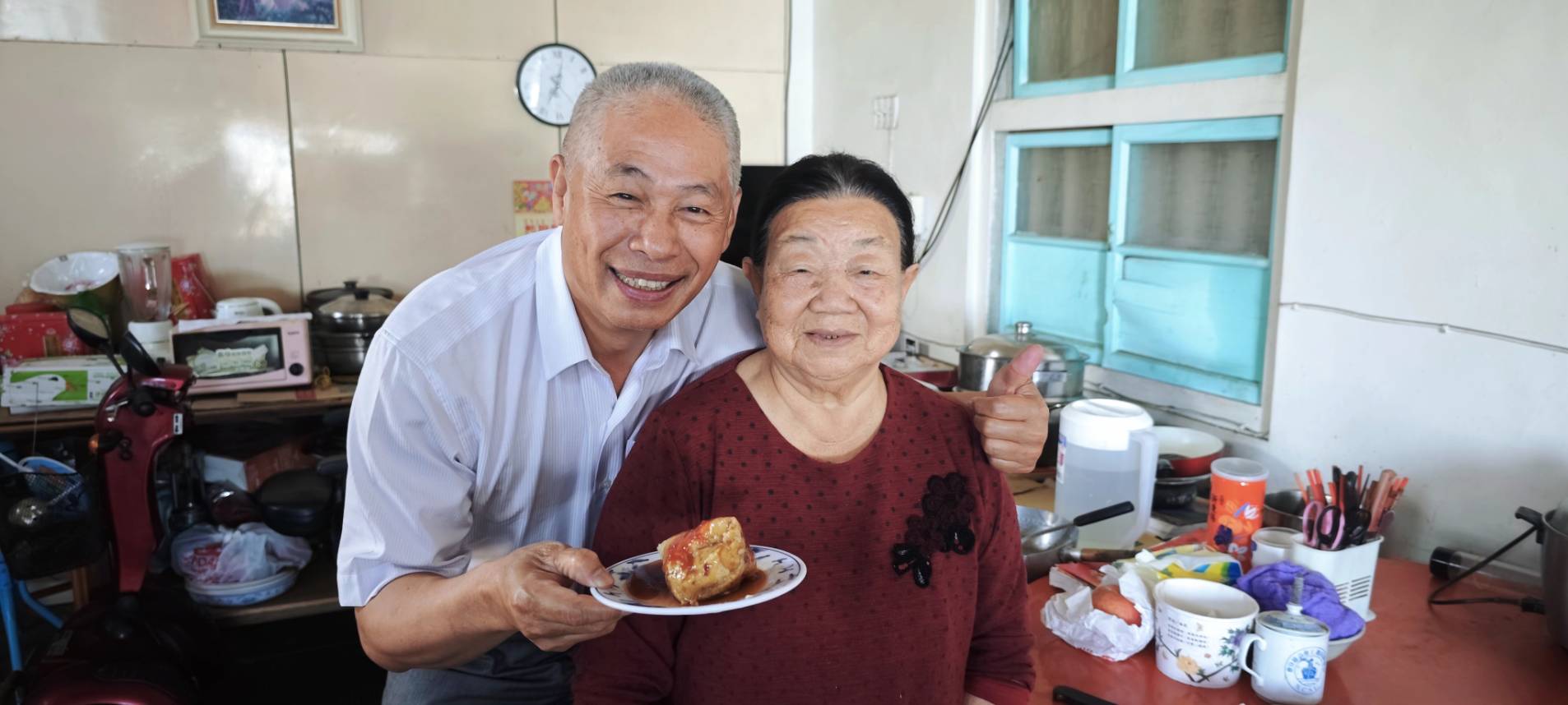 前馬公市長葉竹林與七美芳子阿婆合影。（圖/葉竹林辦公室提供）