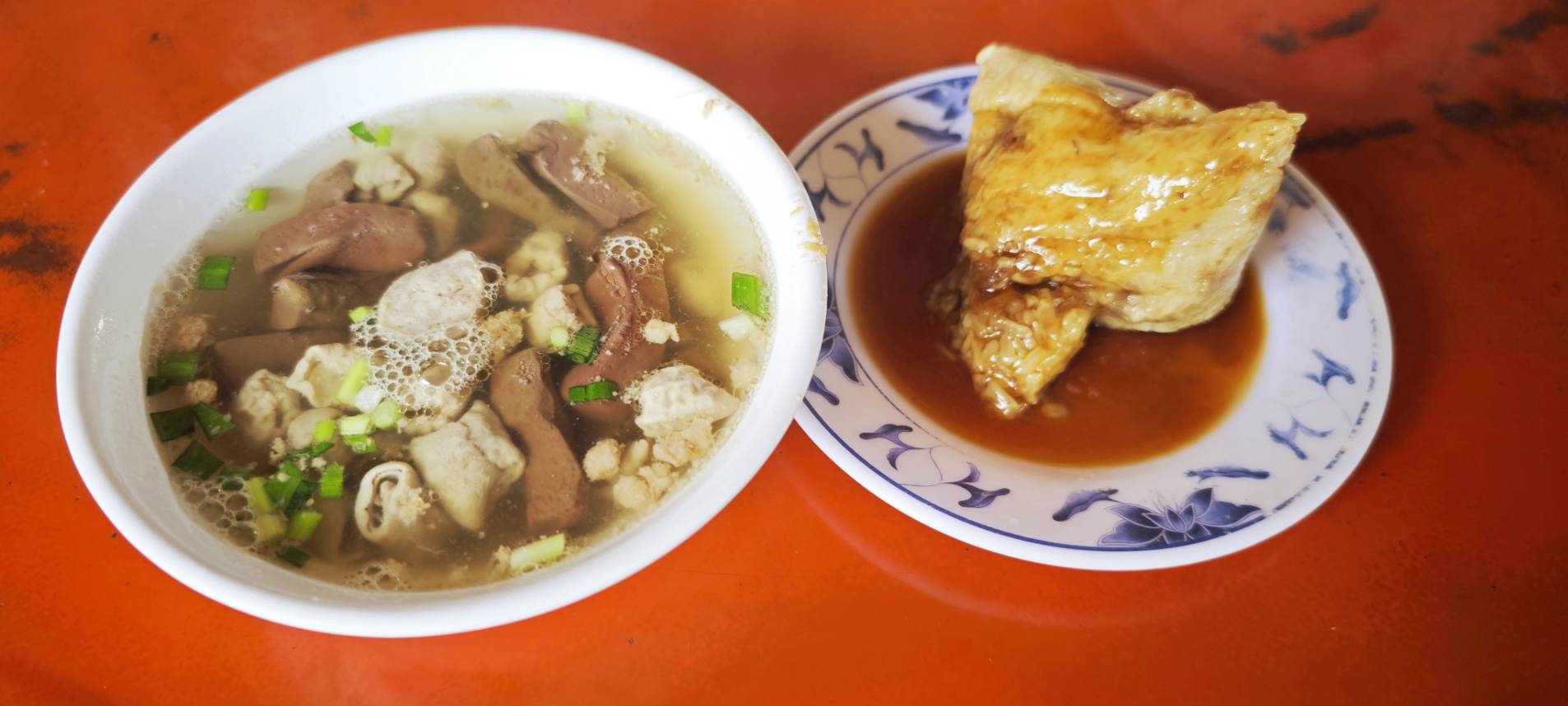 阿婆肉粽店裡美味的豬血湯與肉粽。（圖/葉竹林辦公室提供）